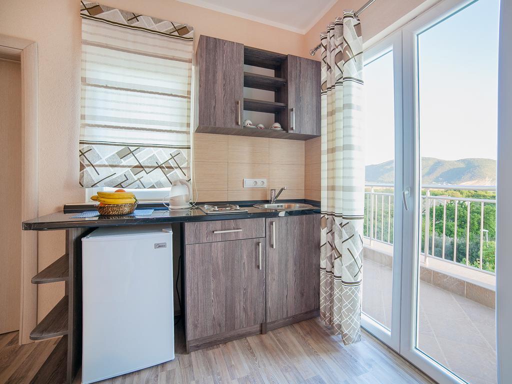 Pansion Nobel Hotel Petrovac Bilik gambar