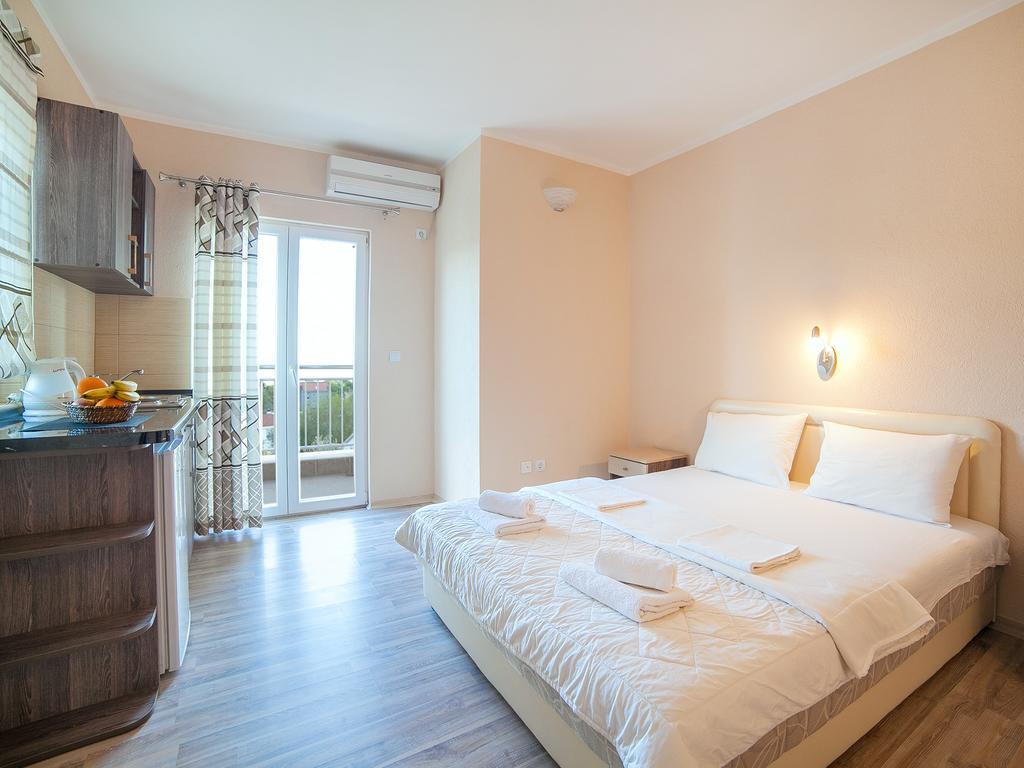 Pansion Nobel Hotel Petrovac Bilik gambar