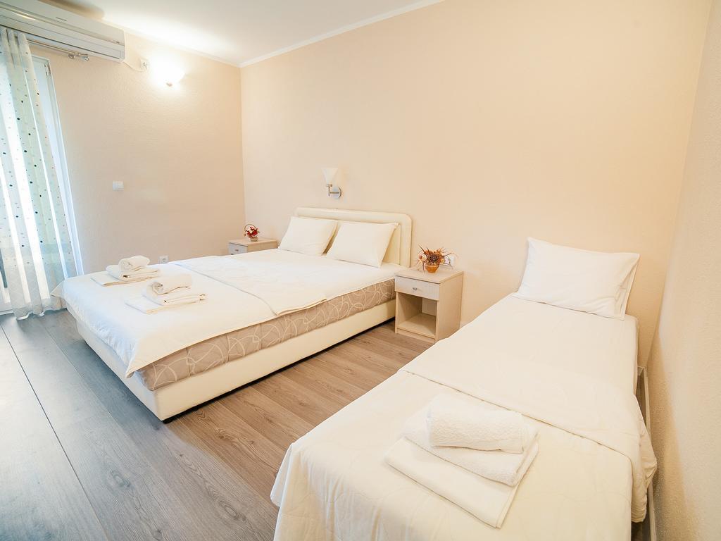 Pansion Nobel Hotel Petrovac Bilik gambar