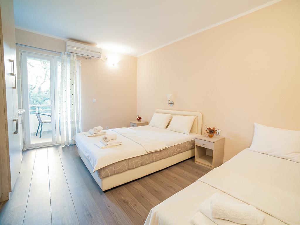 Pansion Nobel Hotel Petrovac Bilik gambar