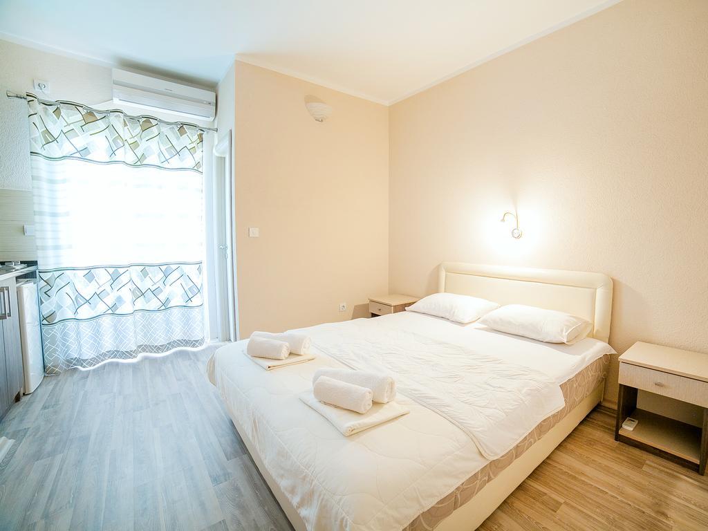 Pansion Nobel Hotel Petrovac Bilik gambar