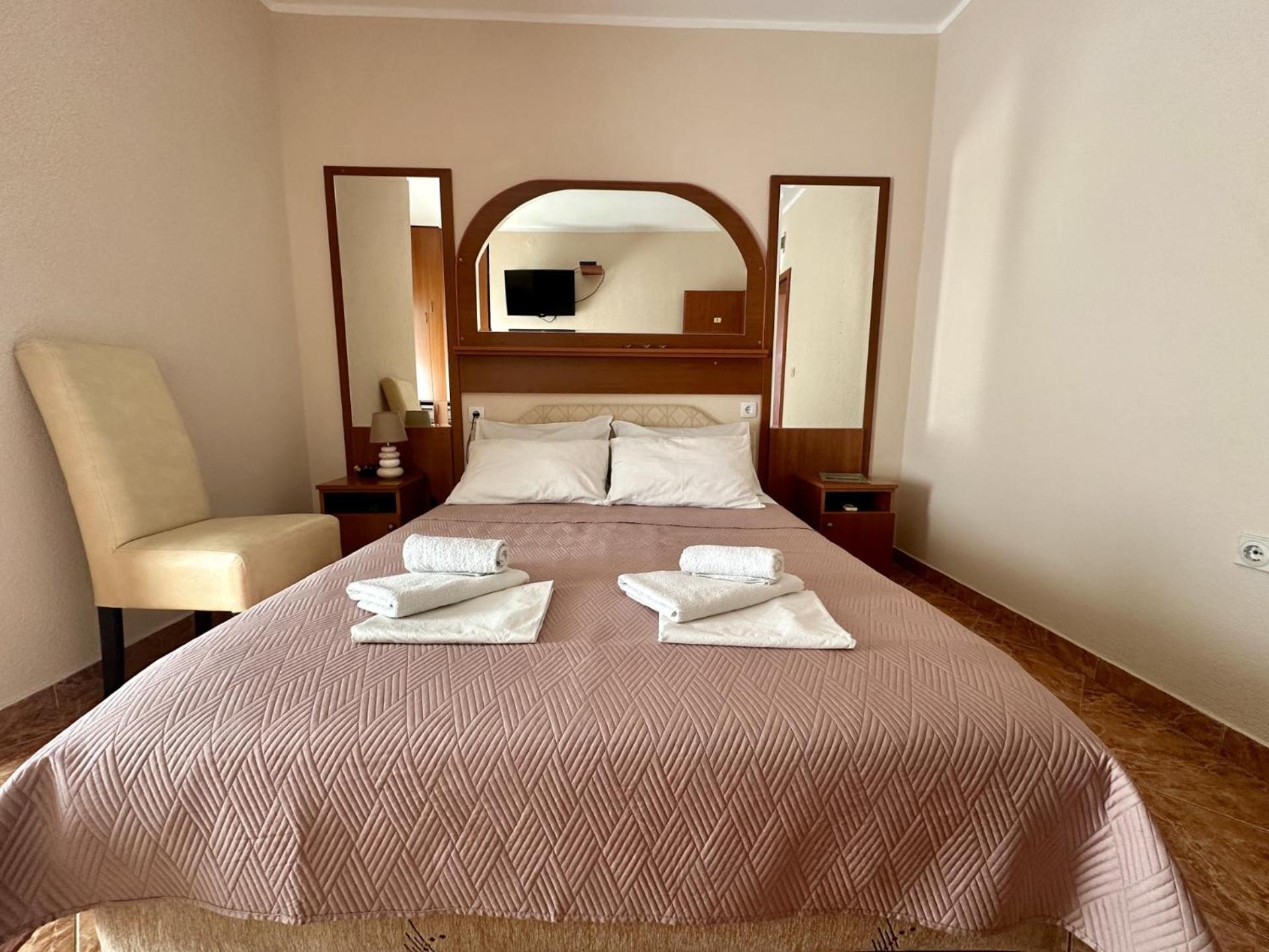 Pansion Nobel Hotel Petrovac Luaran gambar
