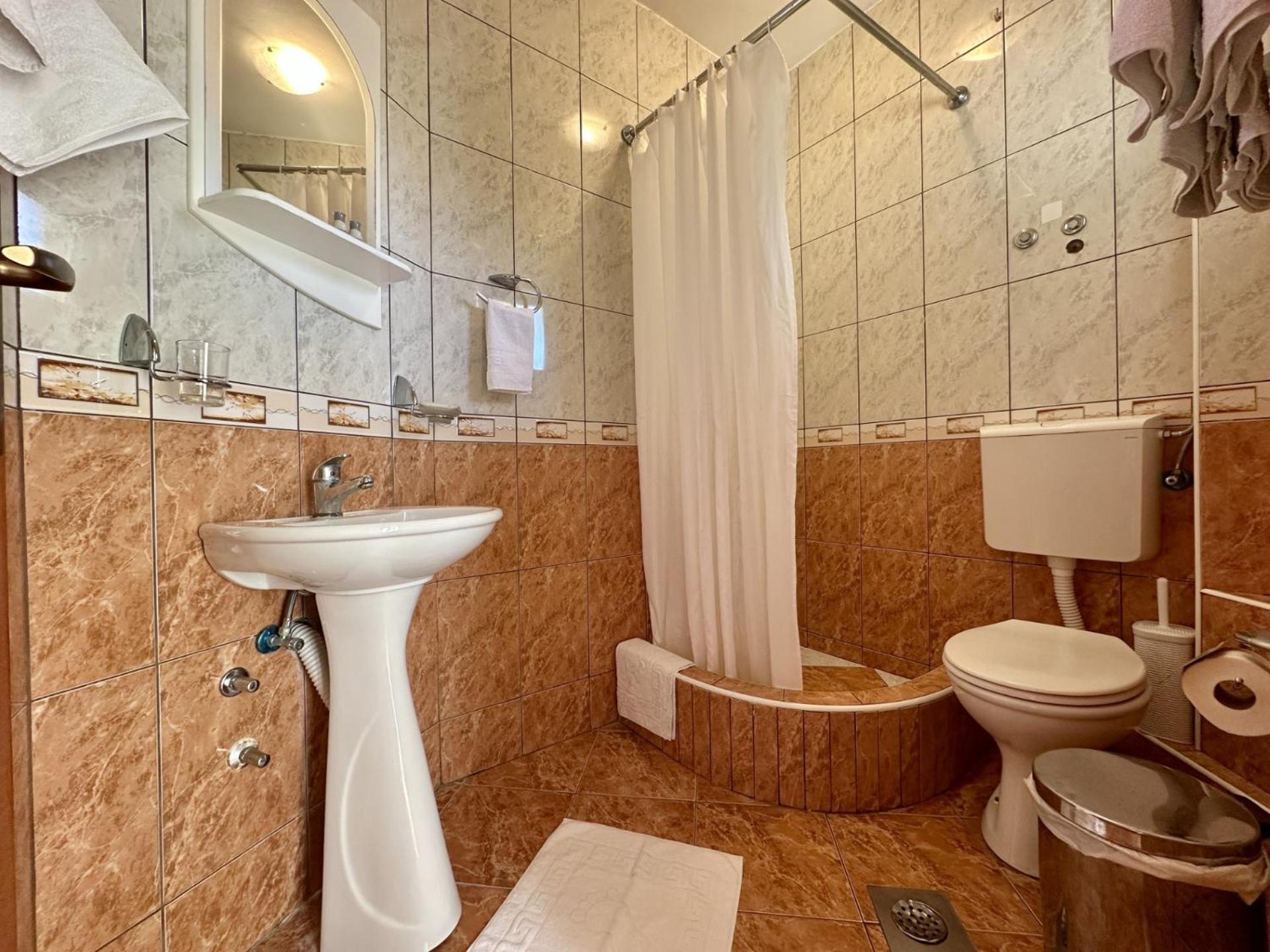 Pansion Nobel Hotel Petrovac Luaran gambar