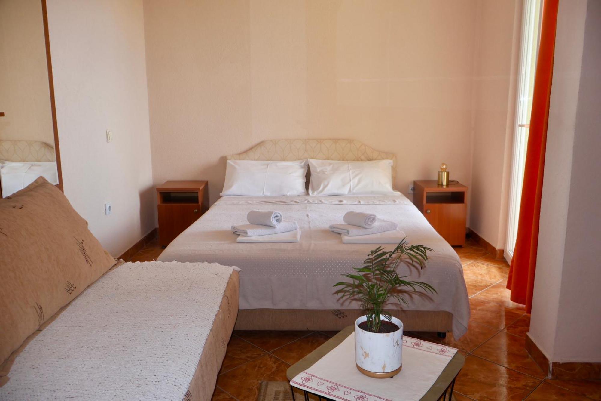 Pansion Nobel Hotel Petrovac Bilik gambar