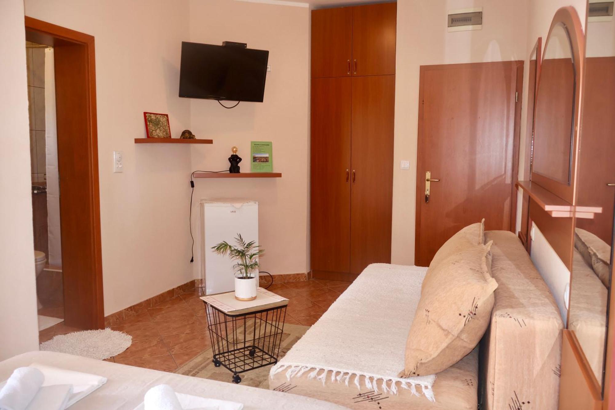 Pansion Nobel Hotel Petrovac Bilik gambar