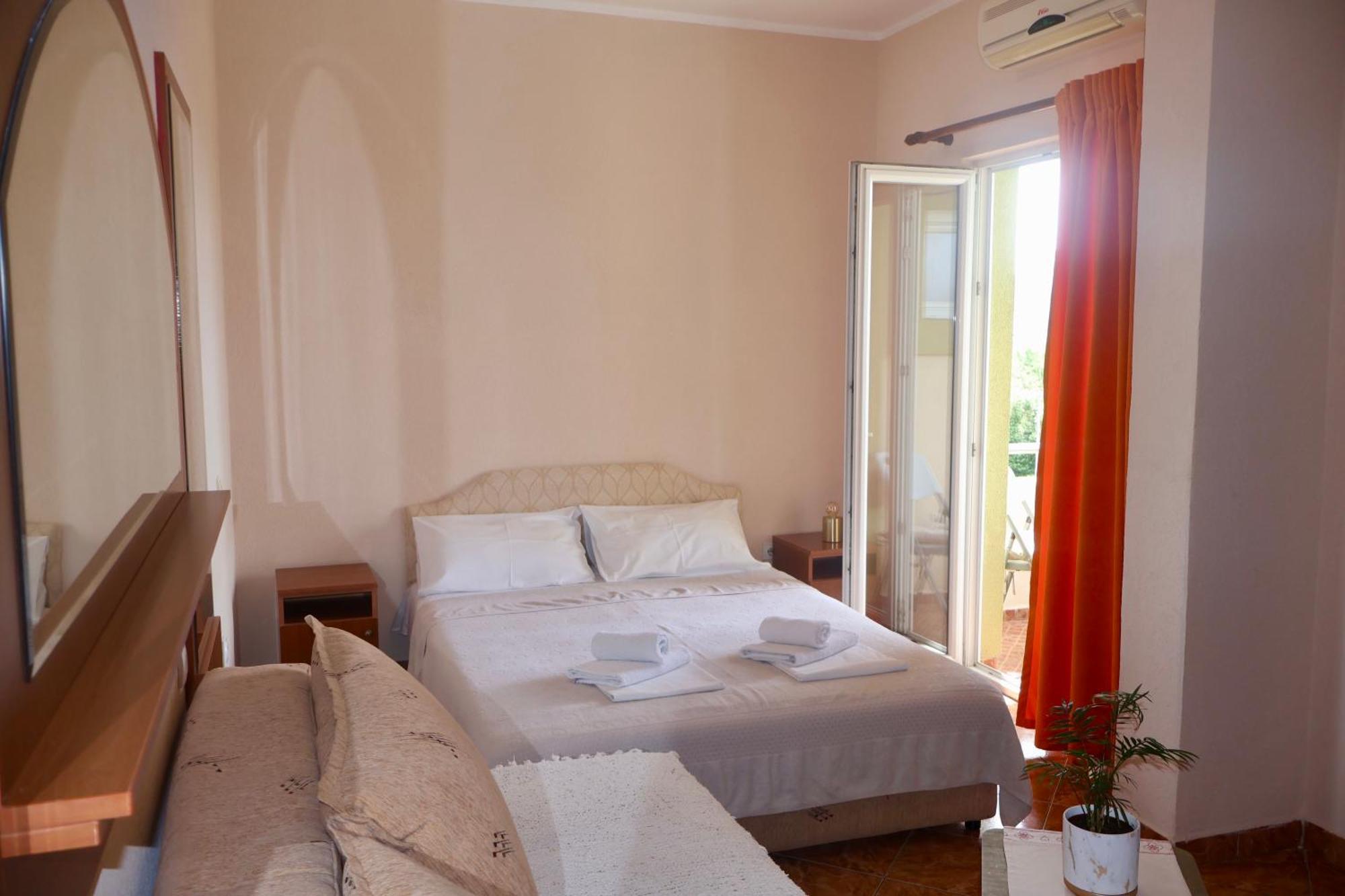 Pansion Nobel Hotel Petrovac Bilik gambar