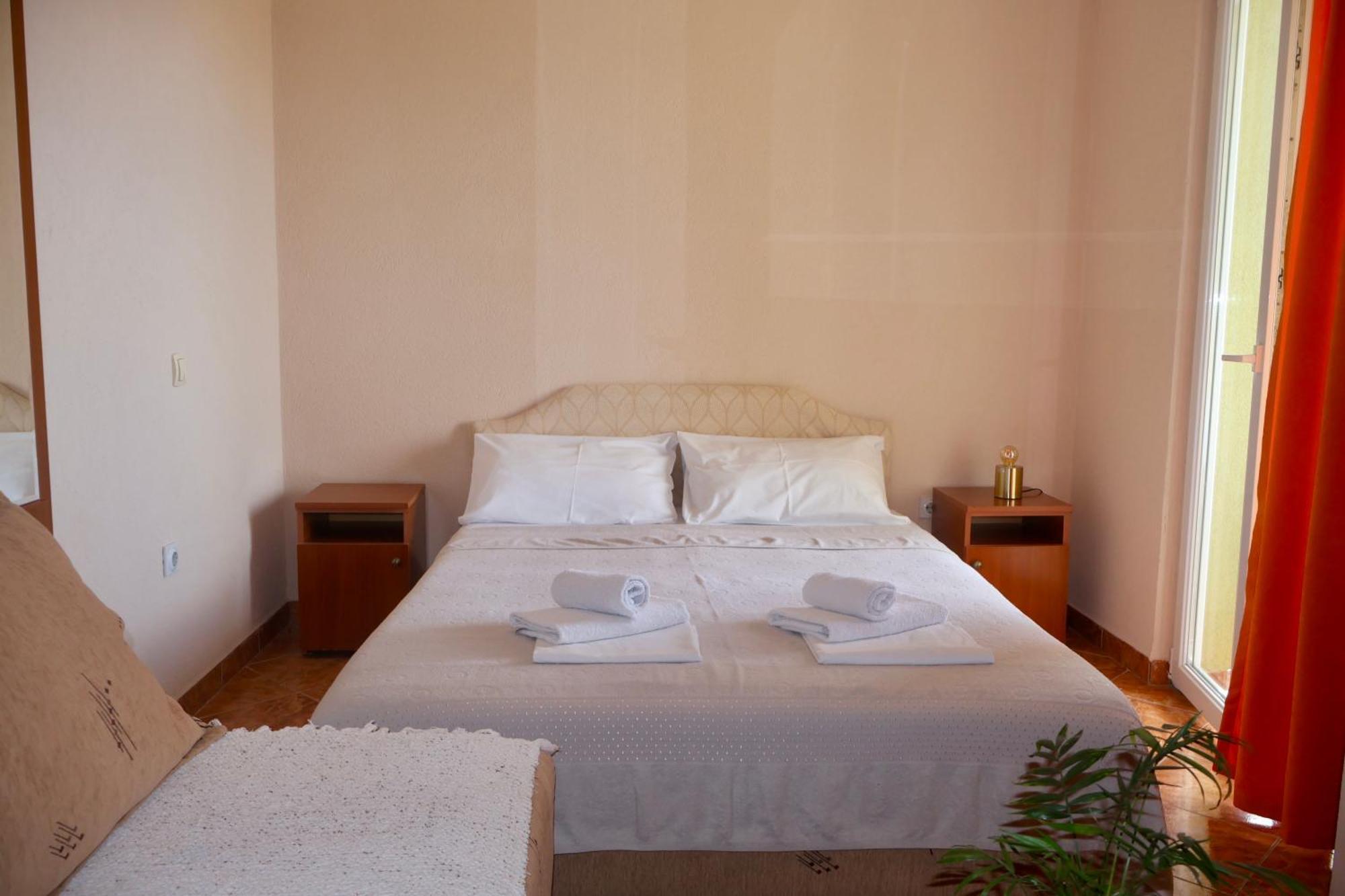 Pansion Nobel Hotel Petrovac Bilik gambar