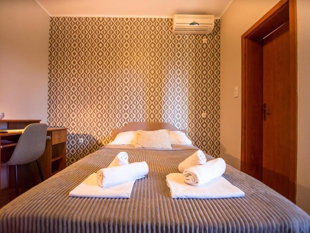 Pansion Nobel Hotel Petrovac Luaran gambar